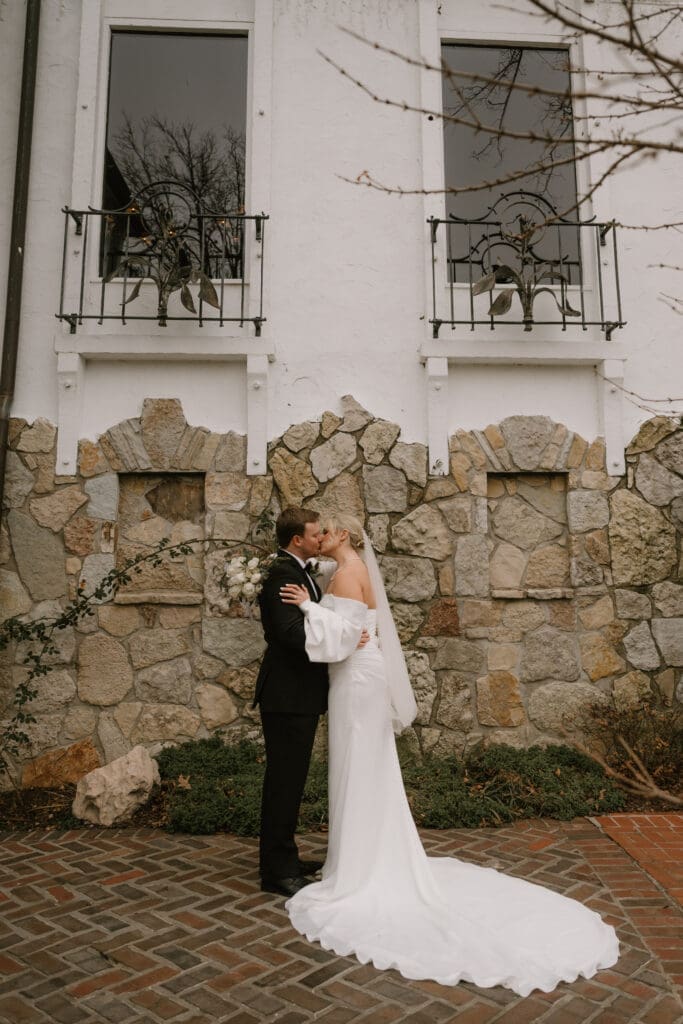 couples wedding pictures at big cedar lodge