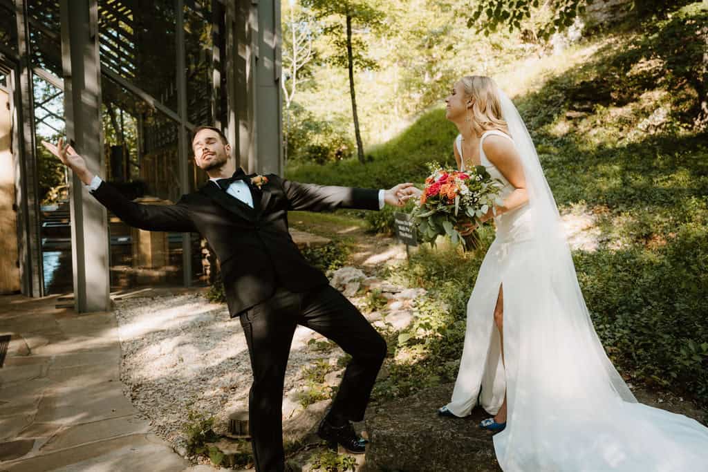 wedding couple portraits at thorncrown chapel arkansas