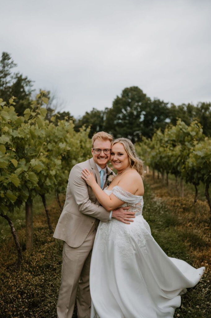 wedding couple pictures in vineyard stl
