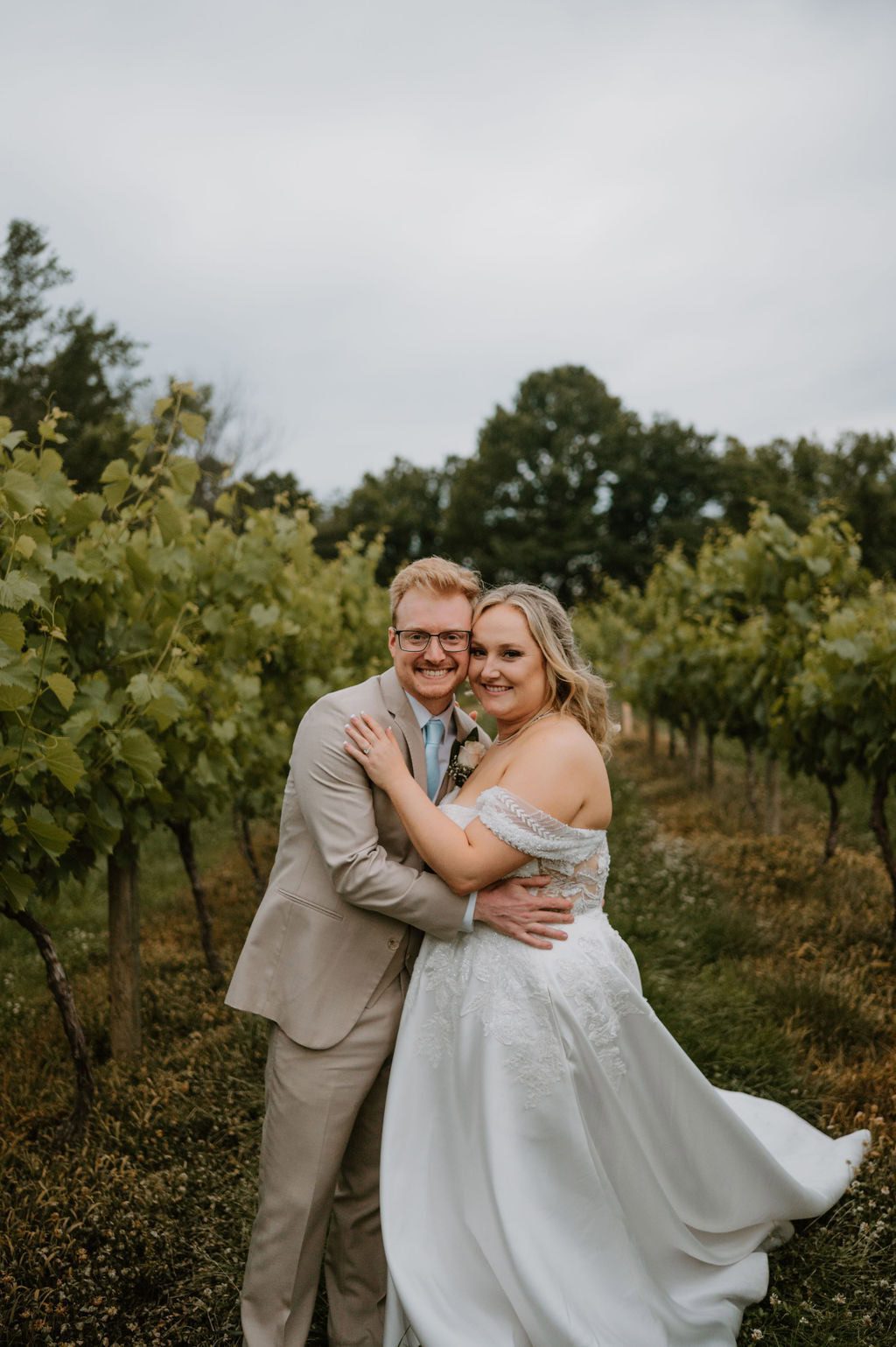 wedding couple pictures in vineyard stl