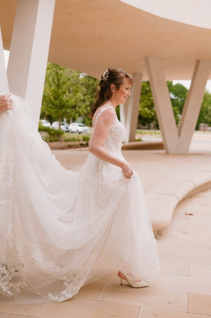 bride groom first look at arkansas museum of fine arts