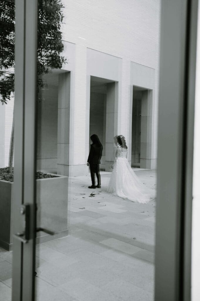 bride groom first look at arkansas museum of fine arts